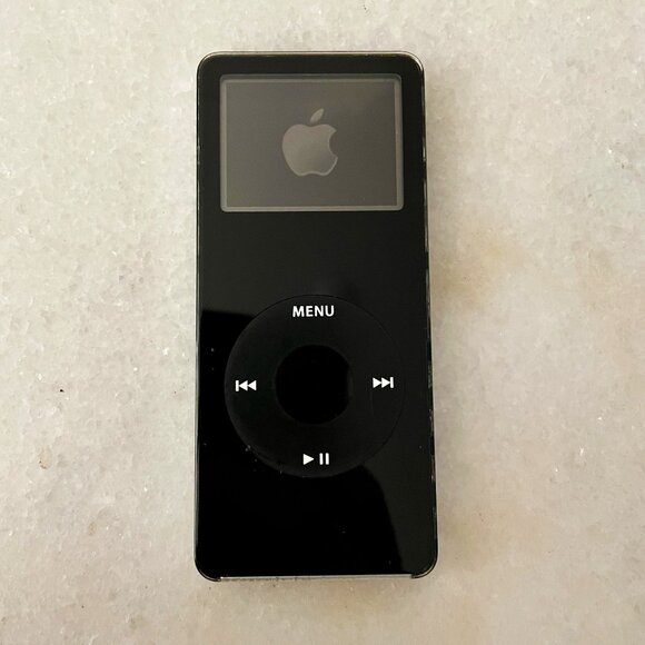 Apple iPod Nano 1st Gen (Black) with original charger - Picture 2 of 8